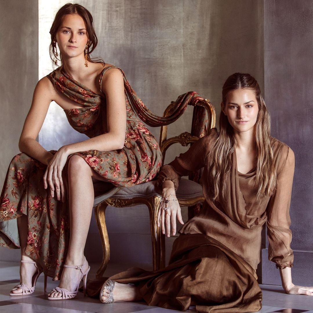  Las hermanas Alejandra y Daniela Aramburu vestidas de Philippa y de T.ba