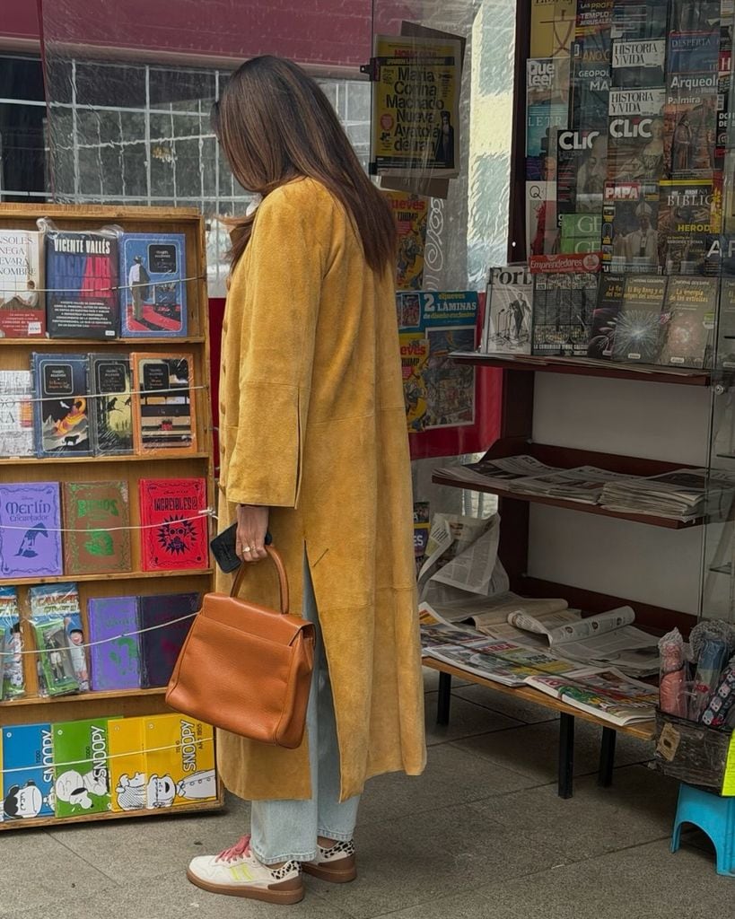 Mariló Montero con un look juvenil con detalles vintage. 