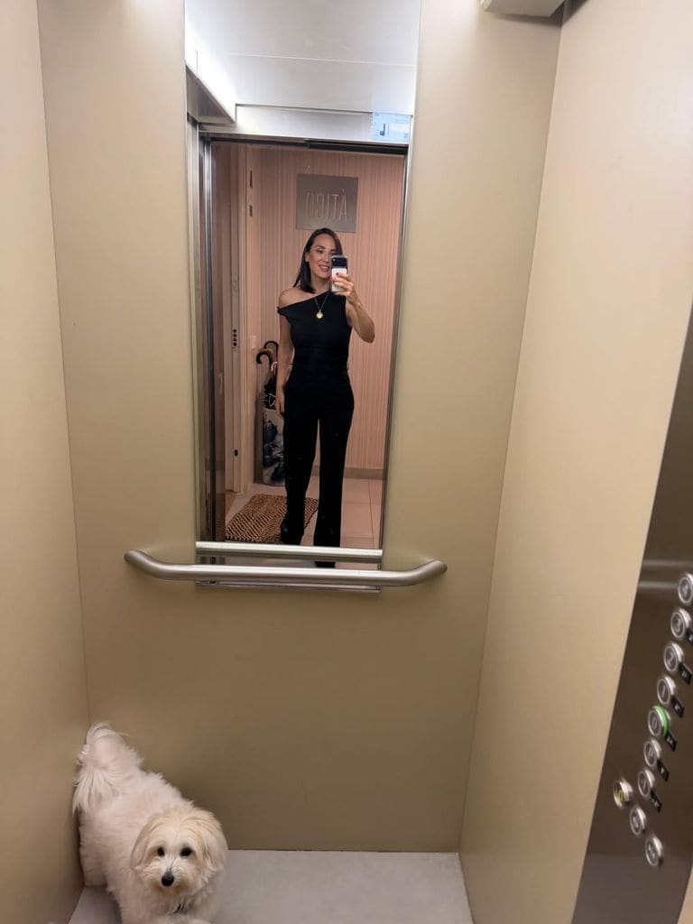 Tamara Falcó con look negro de firmas españolas.