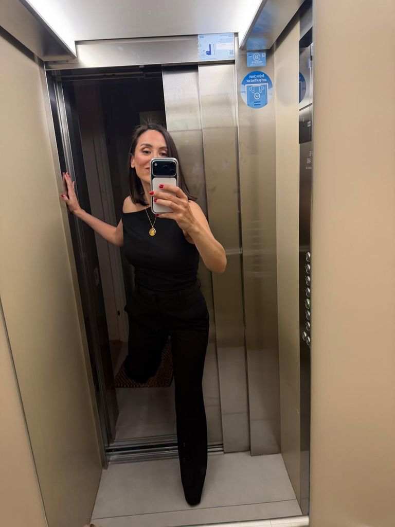 Tamara Falcó con look negro de firmas españolas.