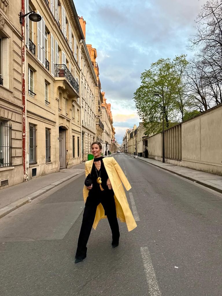 Inés de Cominges y su look de invitada color negro con levita de seda
