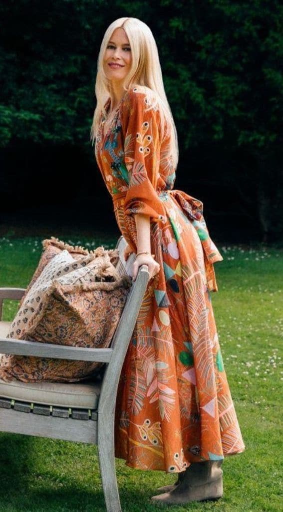 Claudia Schiffer con vestido coral.