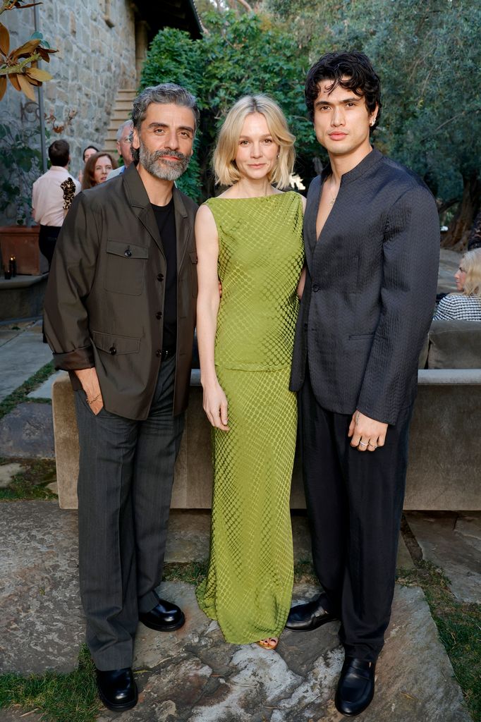 Oscar Isaac, Carey Mulligan y Charles Melton en el evento de Netflix por la serie BEEF en Montecito.