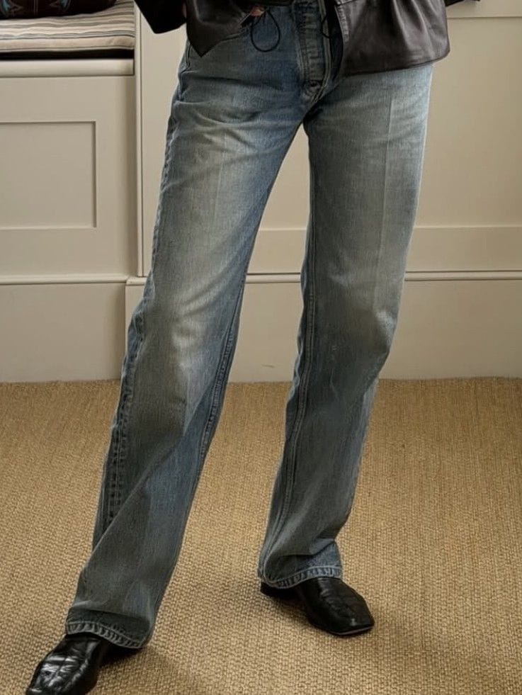 Alexa Chung con vaqueros y mocasines.