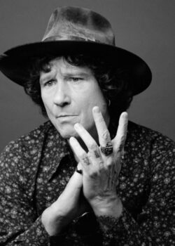 Enrique Bunbury Explores Roots Music in 'De Un Siglo Anterior'
