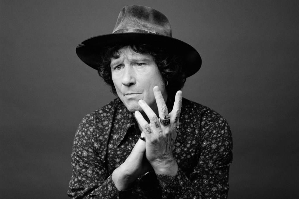 Enrique Bunbury Explores Roots Music in 'De Un Siglo Anterior'