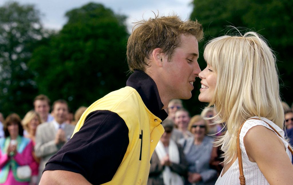 La modelo Claudia Schiffer besa al príncipe Guillermo mientras le entrega su premio por la victoria de su equipo en el partido de polo Porcelanosa Challenge Cup en Ashe Park, organizado para recaudar fondos para organizaciones benéficas juveniles locales