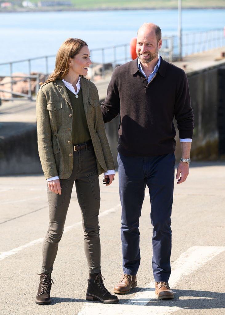También aplica este truco en sus looks más casuales: chaqueta y jersey verde oliva + pantalón azul