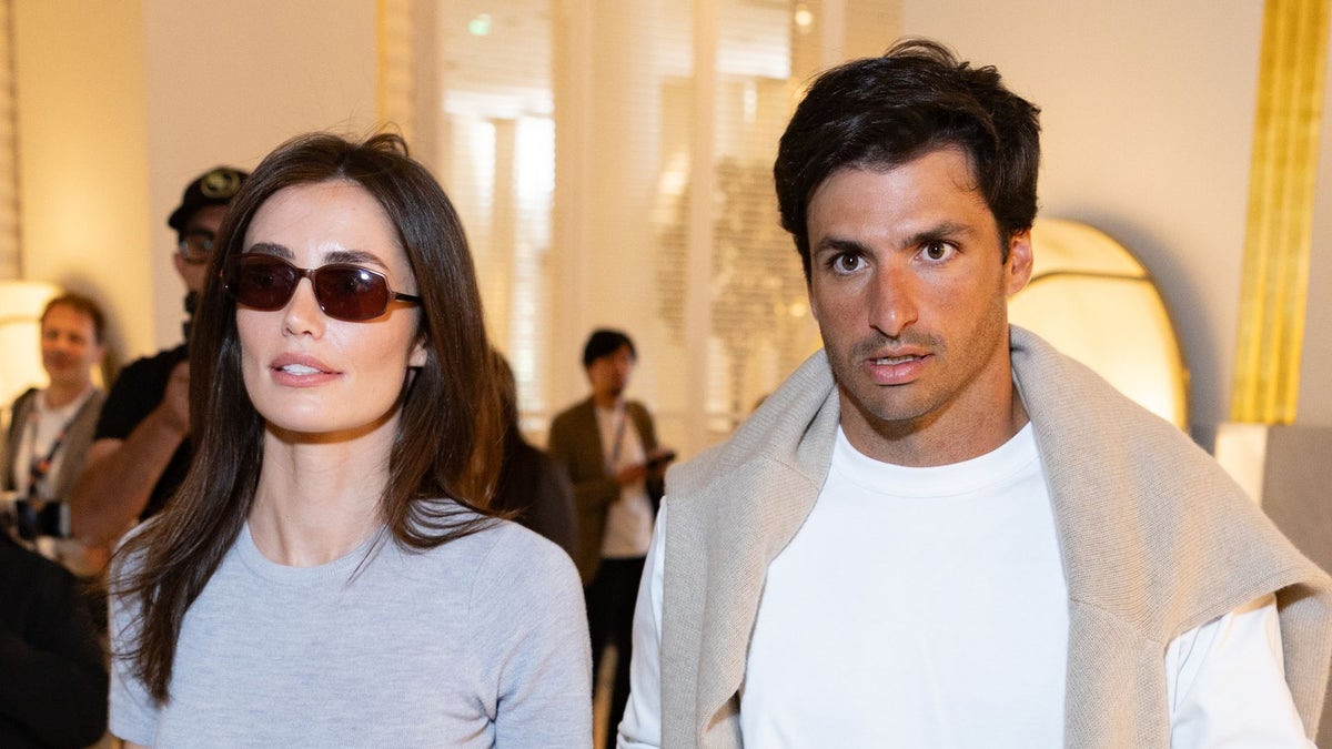 Carlos Sainz Jr. y Rebecca Donaldson: Estilo coordinado en Cannes