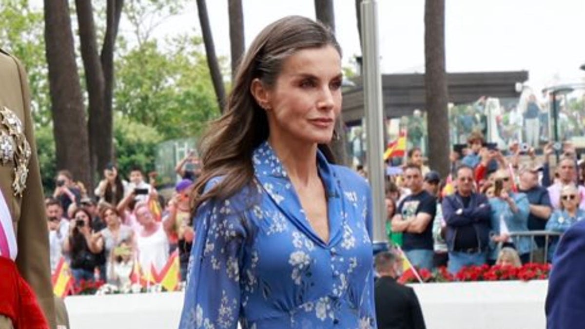 La reina Letizia recupera en Vigo el vestido azul más simbólico de su armario