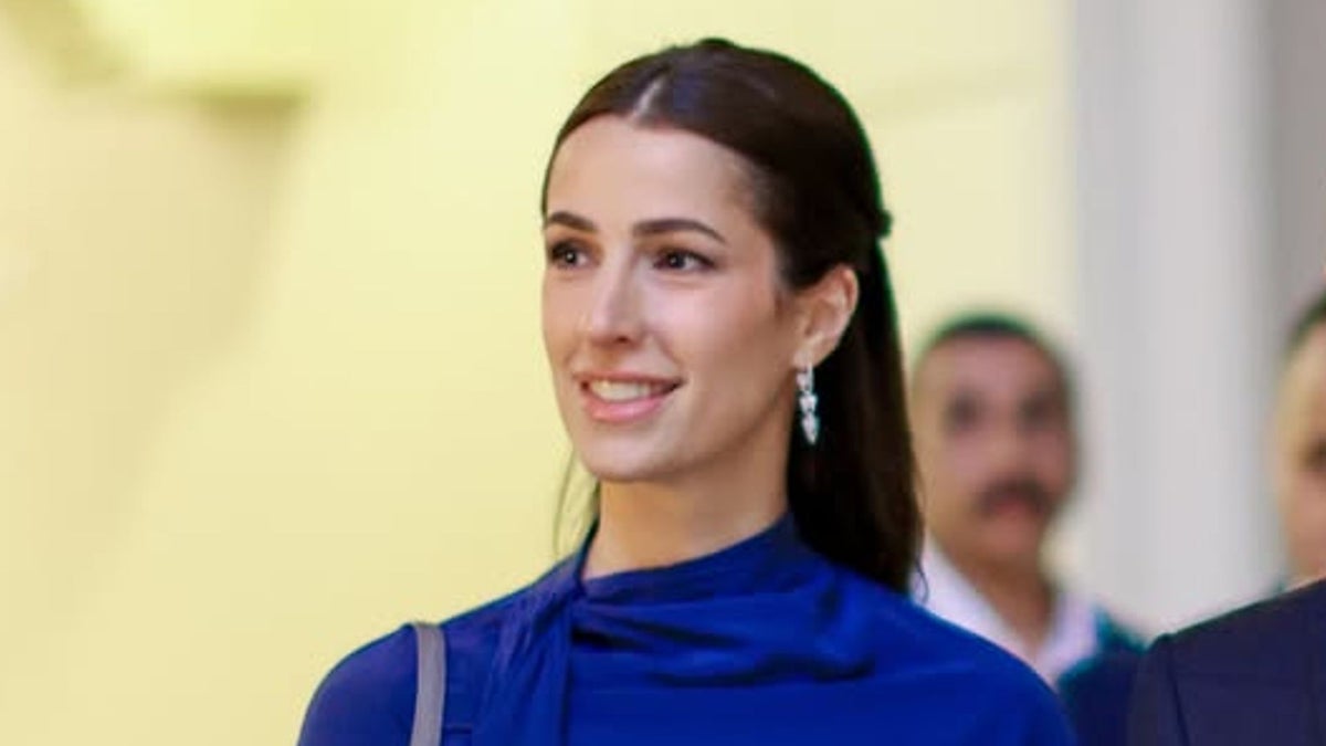 Rajwa de Jordania: El look azul eléctrico que conecta con la princesa Salma