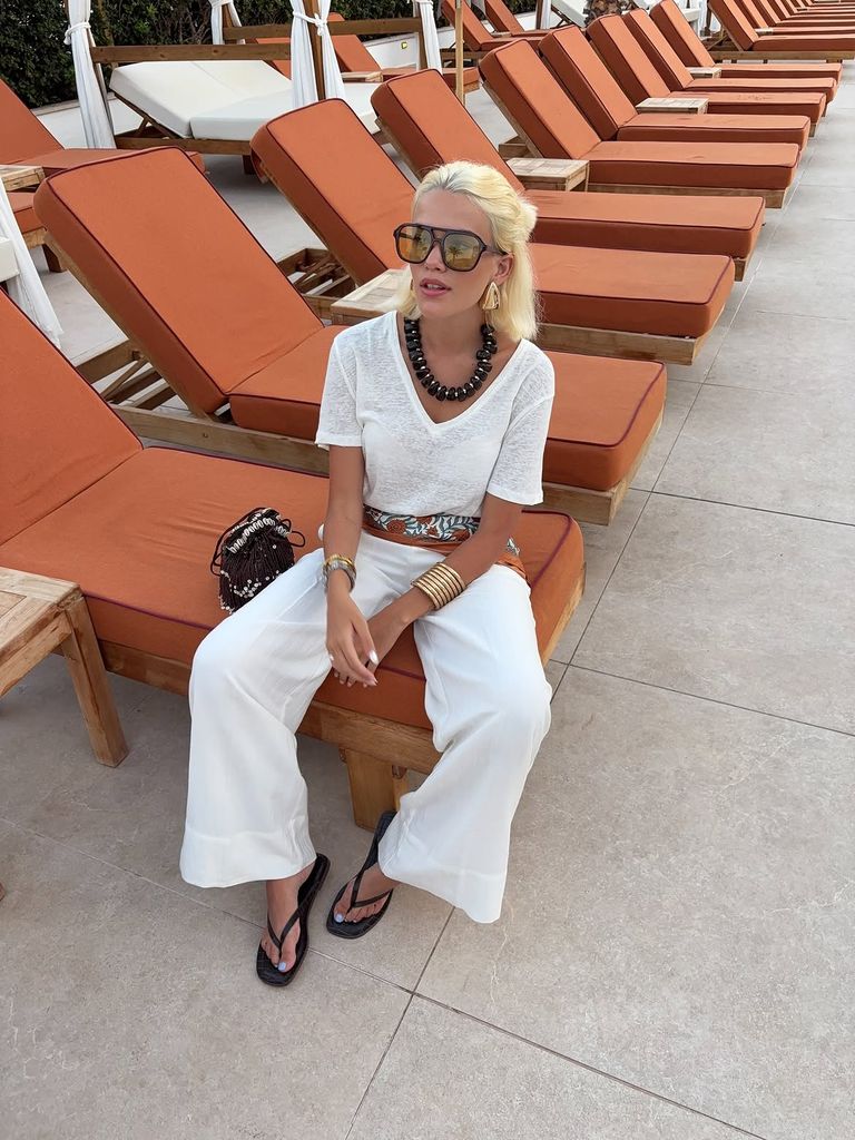Joyas doradas para un 'total look' blanco