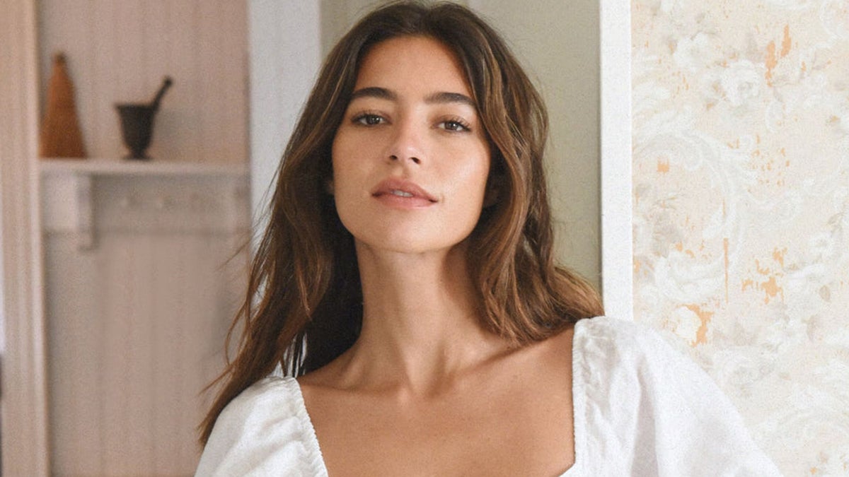 Rocío Crusset's Bridal Style: A White Linen Look in Italy