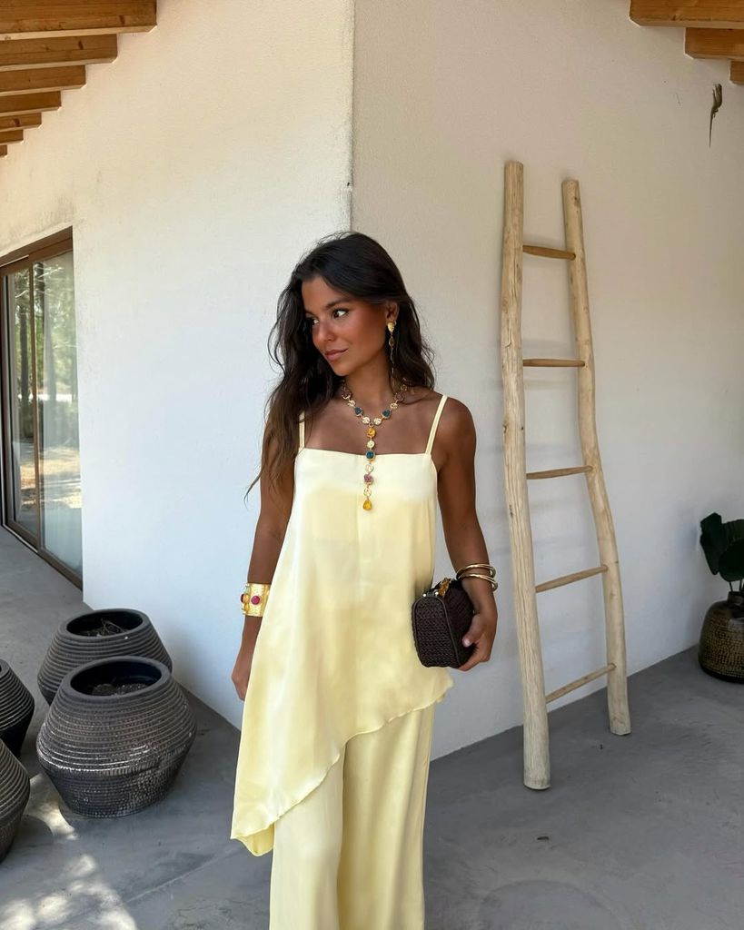 conjunto amarillo mantequilla