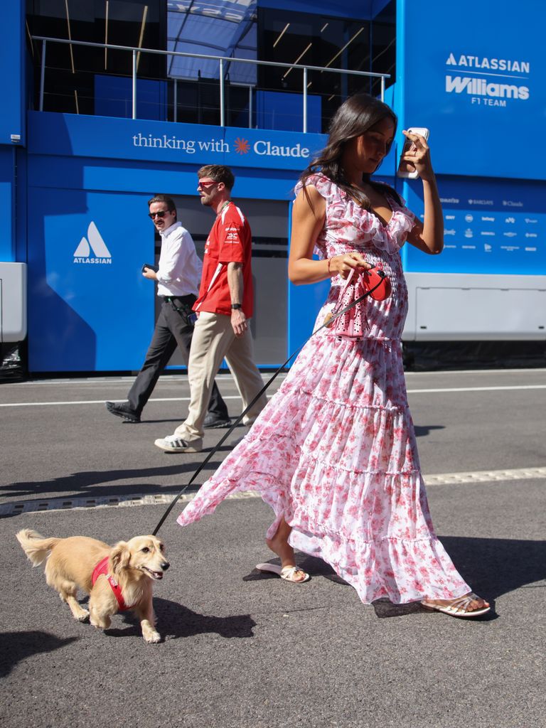 Alexandra Leclerc con look de embarazada en el paddock de la Fórmula 1 en el Gran Premio de Hungría, 2026.