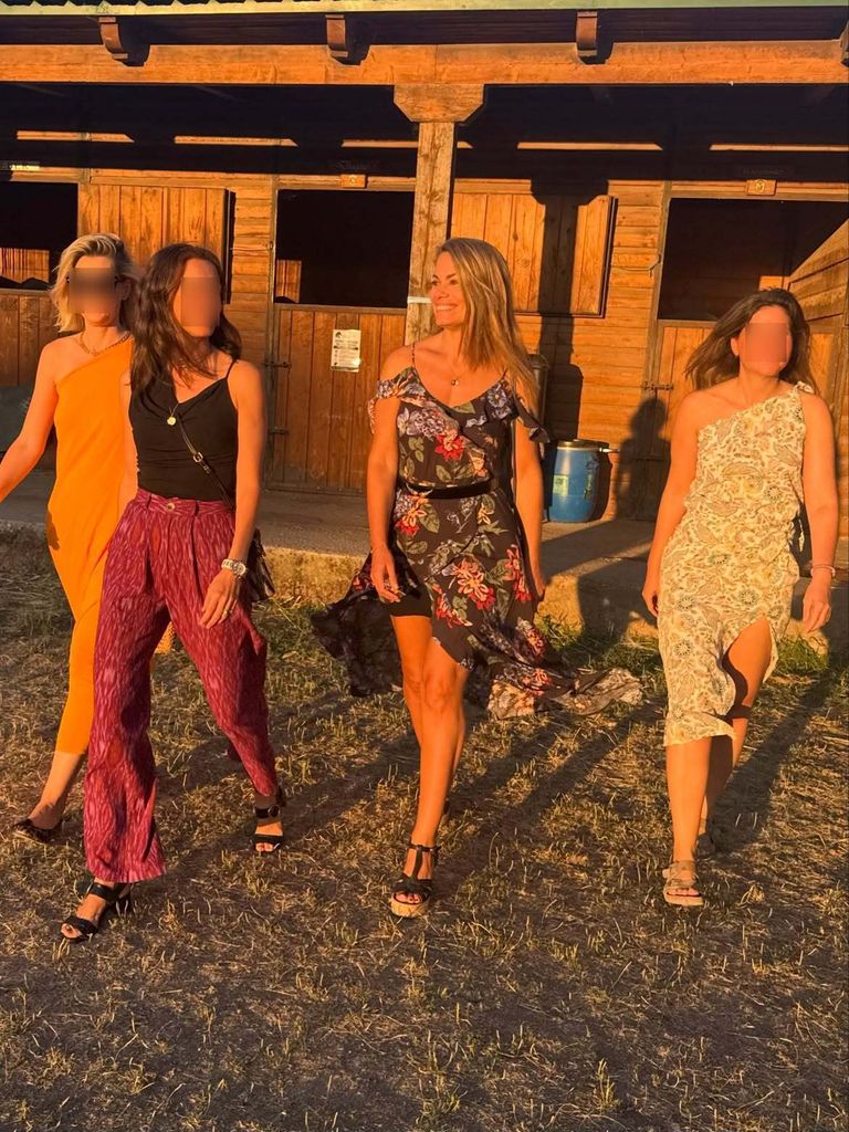 Carla Goyanes con vestido floral y cuñas en una noche en Madrid con sus amigas.