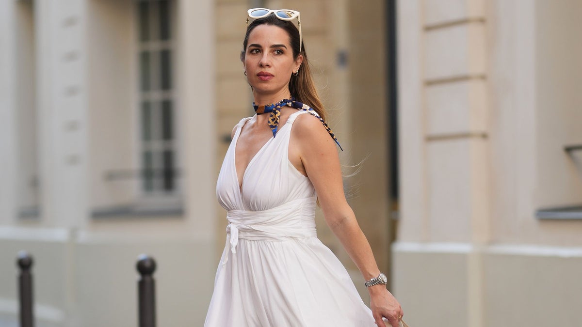 Un único vestido blanco de Zara y tres looks que te salvarán el verano