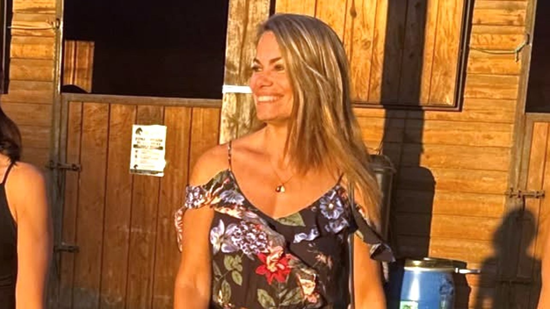 Carla Goyanes con vestido floral y cuñas de esparto.
