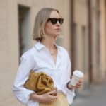 El regreso triunfal del bolso 'pouch': el accesorio imprescindible del verano