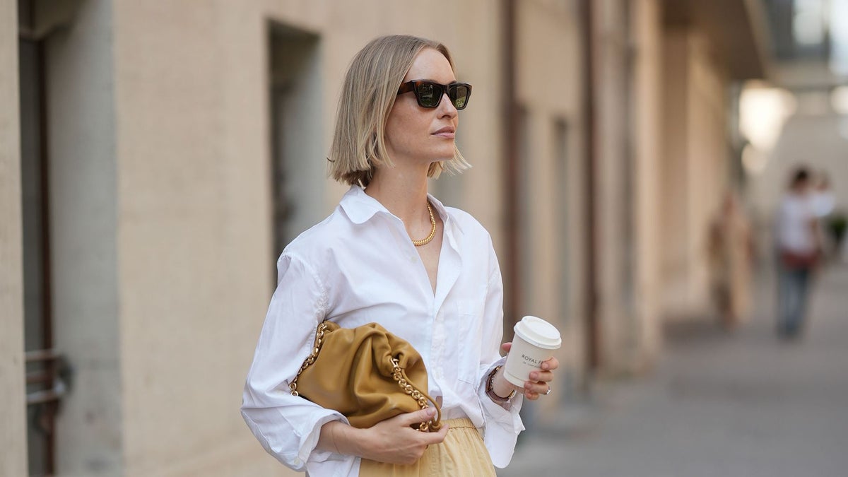 El regreso triunfal del bolso 'pouch': el accesorio imprescindible del verano