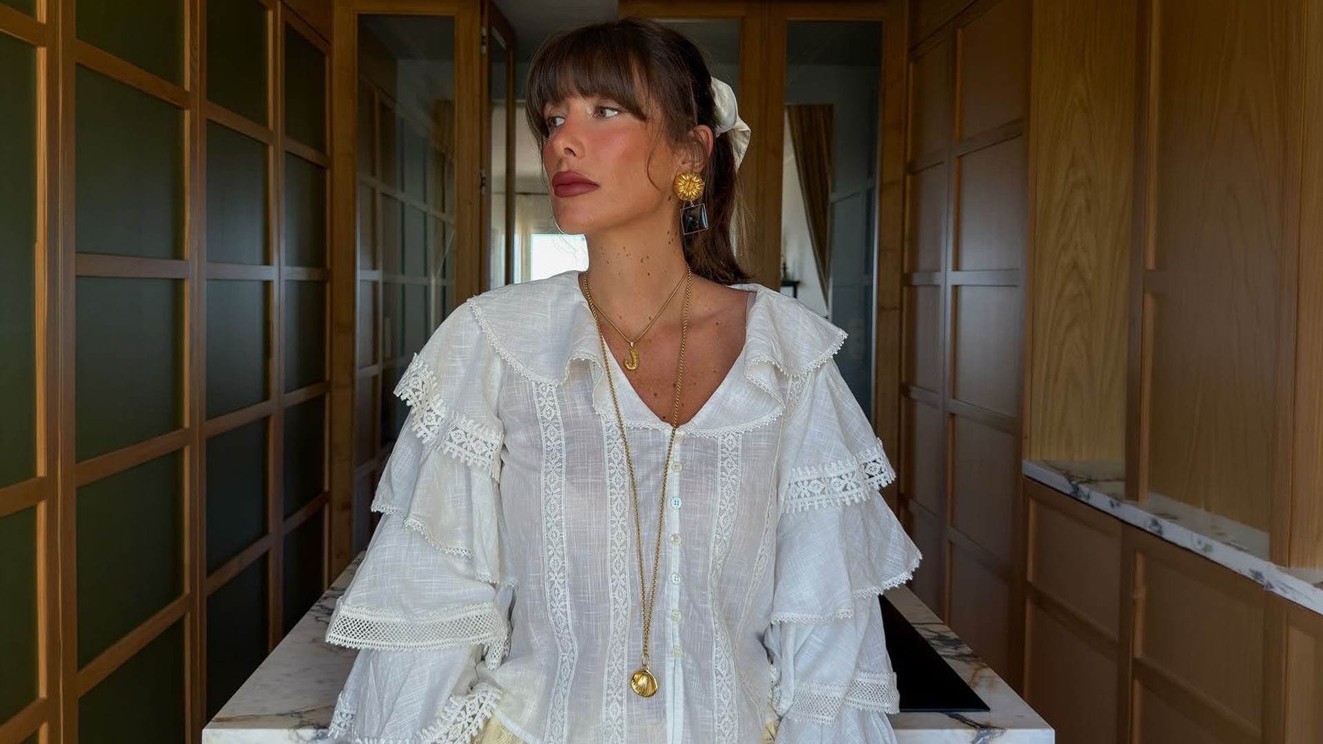 Look con camisa romántica de Sézane
