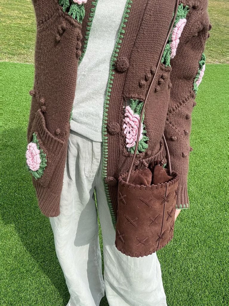 Sassa de Osma con look abrigado disfrutando de sus vacaciones de verano en Suiza