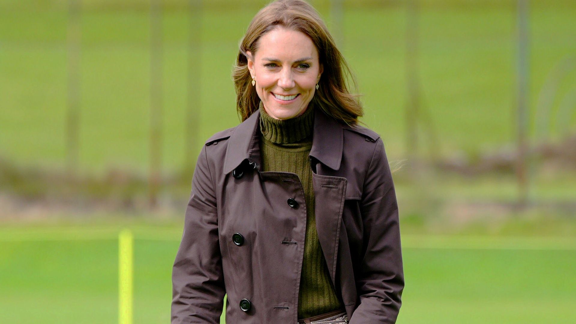 Adiós a la gabardina beige: Kate Middleton dicta que los looks para días lluviosos de otoño se ven más lujosos si vistes de estos colores