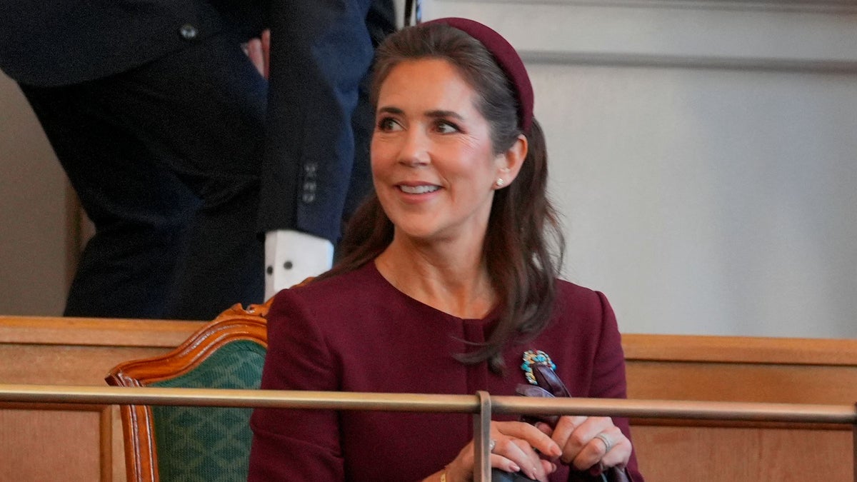Mary de Dinamarca: Elegancia en Burdeos para el Parlamento