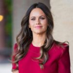 Sofía de Suecia deslumbra con un elegante vestido burdeos
