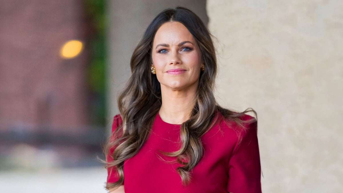 Sofía de Suecia deslumbra con un elegante vestido burdeos