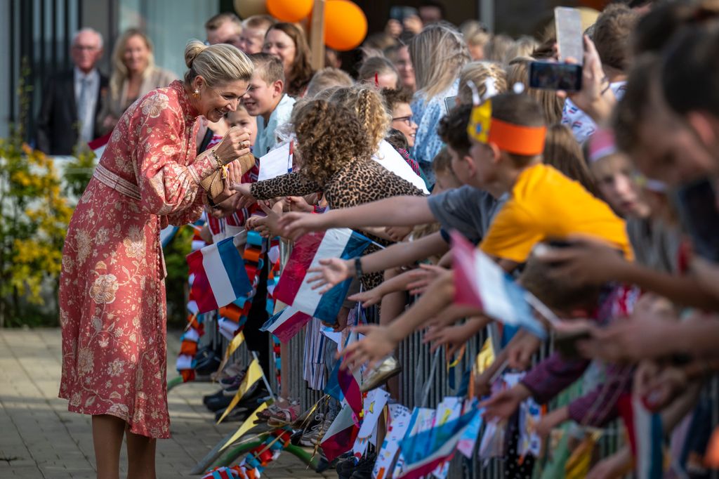 La reina Máxima de Holanda durante su visita a la localidad de Urk