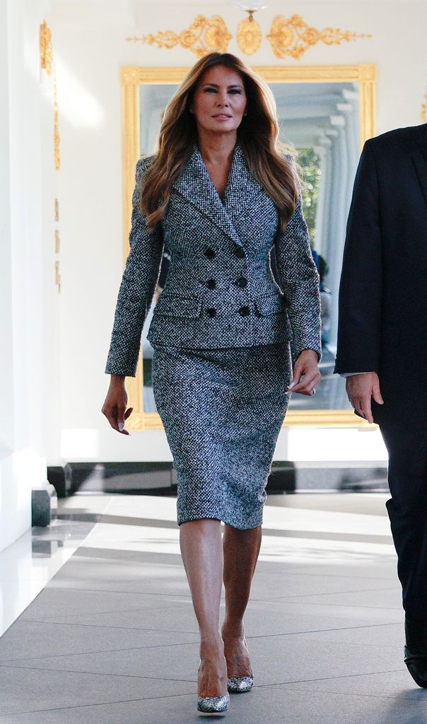 Melania Trump recupera la sastrería clásica de los años 60 con un impecable dos piezas de Dolce & Gabbana en la Casa Blanca