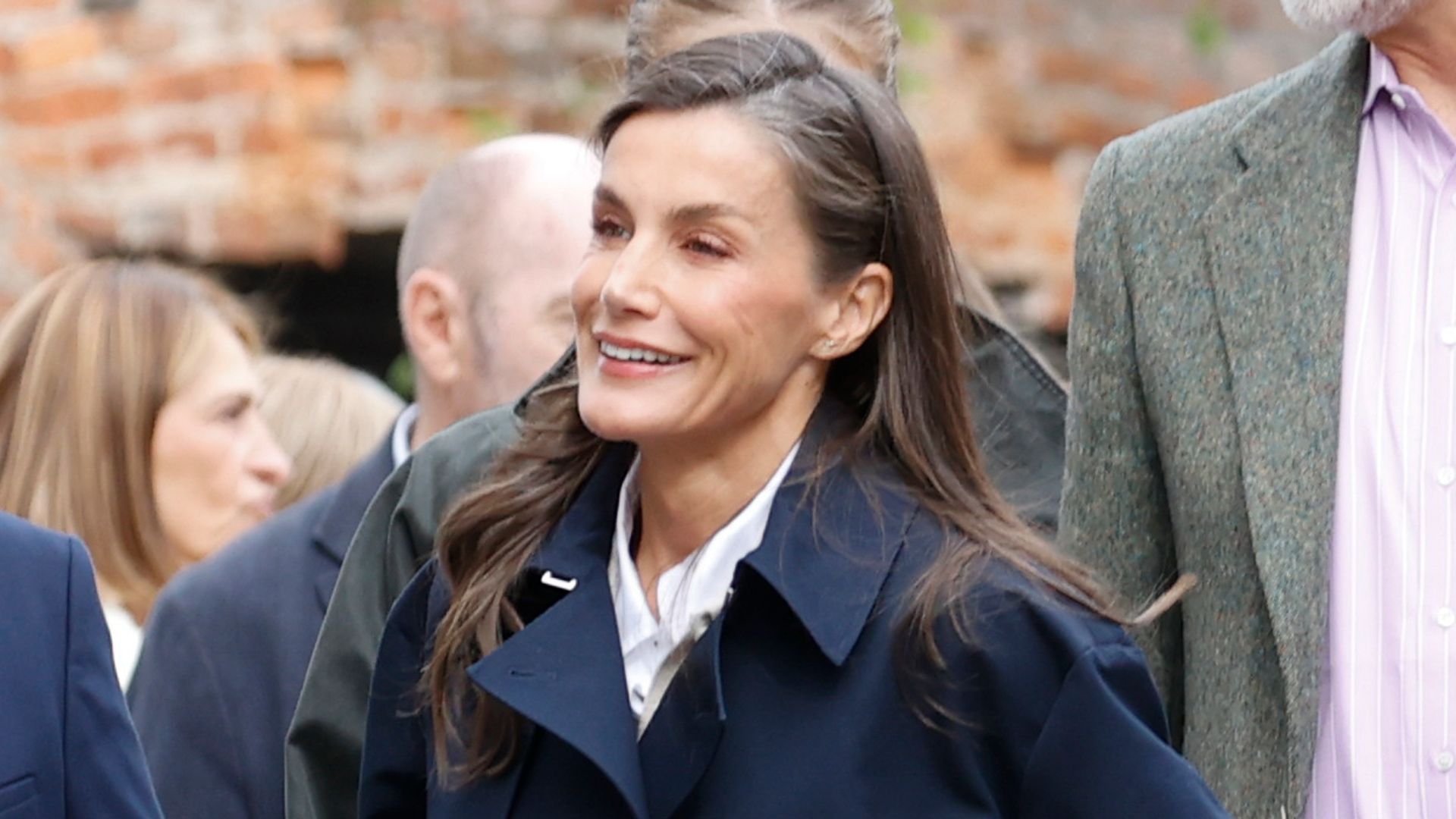 La reina Letizia visita en Llanes con gabardina y vaqueros para celebrar el Pueblo Ejemplar de Asturias 2026